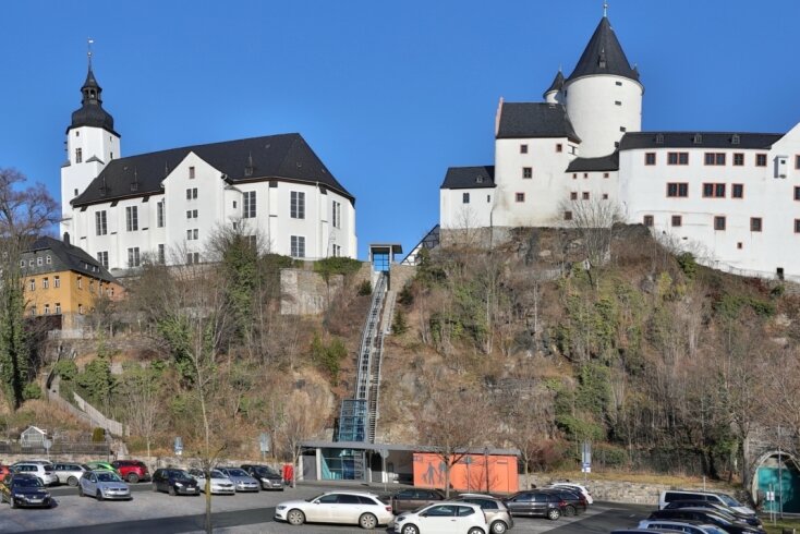 Der Schrägaufzug verbindet Parkplatz und Schloss.