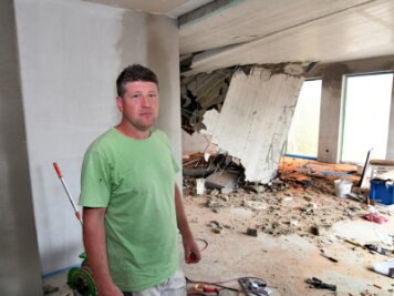 Schreck am Morgen: Wenn einem die Decke auf den Kopf fällt -  Ronny Roch in seinem zum Teil zerstörten Haus. Eigentlich wollten er und seine Familie im August hier einziehen. 