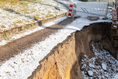 Schreck in Göhren: Straßenteil rutscht metertief ab - Im Wechselburger Ortsteil Göhren ist unterhalb der Friedhofsmauer eine Straße abgerutscht. Auf rund zehn Metern Länge fehlt fast die Hälfte des Weges.