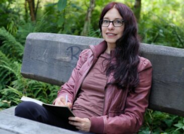 Schreibend zu neuen Ufern - Sie hat den Stift immer dabei, um Ideen, die ihr kommen, zu notieren: Ulrike Lynn. Sie schreibt Geschichten und ist Mitstreiterin eine Projektes, das bis ins Kulturhauptstadtjahr 2025 reichen soll.