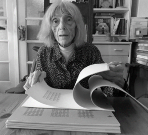 Schreibmaschinenkunst war ihr Markenzeichen: Ruth Wolf-Rehfeldt ist tot - Eines der letzten Fotos von Ruth Wolf-Rehfeldt mit ihrer Schreibmaschinenkunst.  