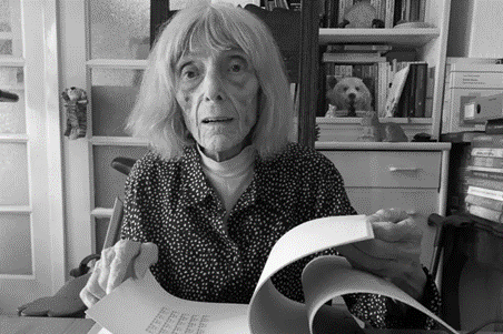 Schreibmaschinenkunst war ihr Markenzeichen: Ruth Wolf-Rehfeldt ist tot - Eines der letzten Fotos von Ruth Wolf-Rehfeldt mit ihrer Schreibmaschinenkunst.  