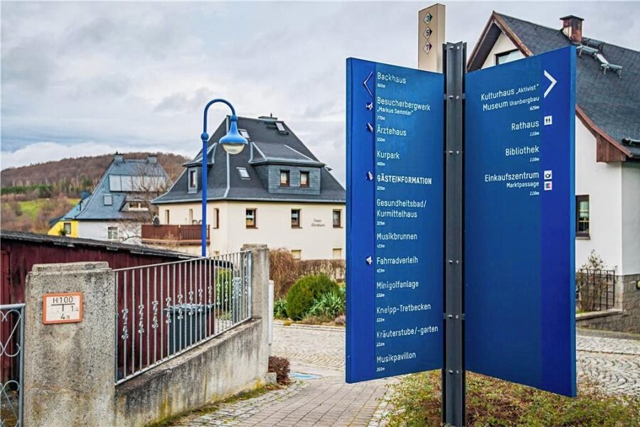 Schrift blättert ab: Ärger um touristische Hinweisschilder im Kurort - Insgesamt 52 Schilder und Vitrinen waren 2016 in Bad Schlema angeschafft worden. 