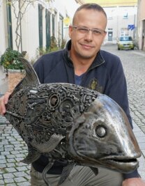 Schrottkunstprojekt stößt in Motorradstadt auf Widerspruch - Robert Hähnel mit einer der Tierskulpturen.