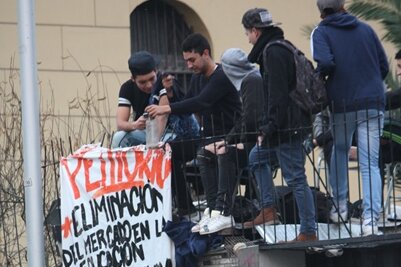 Schüler auf der Barrikade - Besetzer des Instituto Nacional in Santiago Ende Juli mit einem Transparent, das mehr Bildungsgerechtigkeit verlangt.