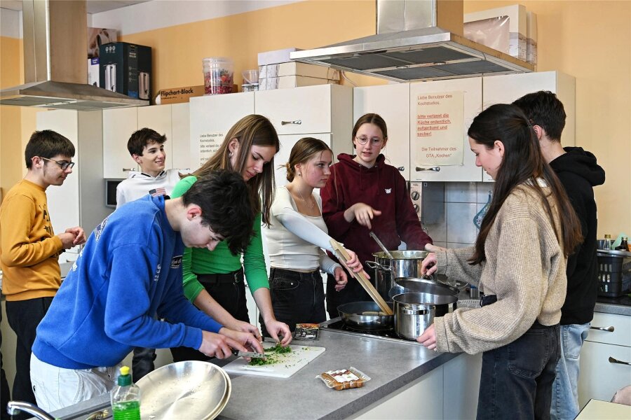 Schüler aus Frankreich und Rochlitz haben gemeinsam gekocht - Im Kochstudio ging es hoch her.