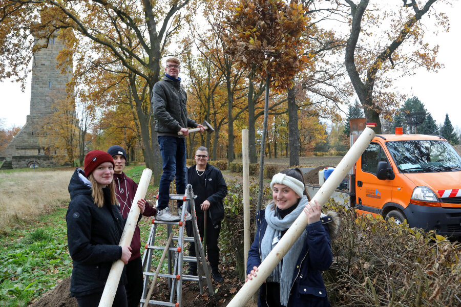 Schüler aus Glauchau pflanzen Bäume als Zeichen für Umweltschutz - Schüler des Georgius-Agricola-Gymnasium Glauchau pflanzen Stieleichen am Bismarckturm.