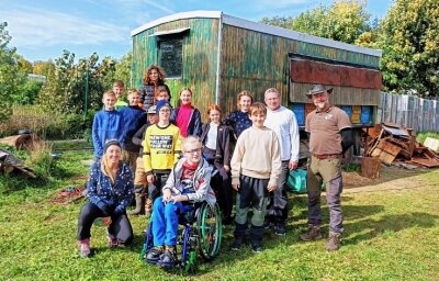 Schüler bauen Bienenwagen - Schüler der 7. Klasse aus der Montessori-Oberschule bauen derzeit für die Falknerei Herrmann einen alten Bienenwagen aus.