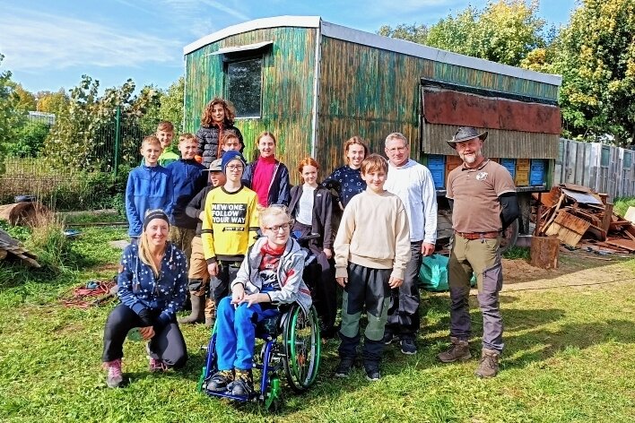 Schüler bauen Bienenwagen - Schüler der 7. Klasse aus der Montessori-Oberschule bauen derzeit für die Falknerei Herrmann einen alten Bienenwagen aus.