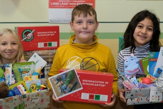 Nele, Theo und Elin (von links) stehen stellvertretend für die vielen Kinder der Grundschule Mylau, die sich an der Aktion Weihnachten im Schuhkarton beteiligen.
