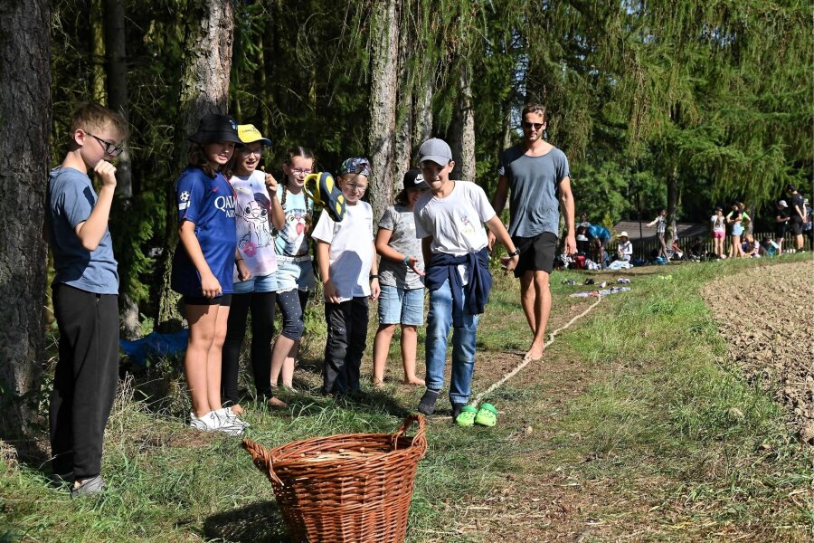 Schüler des Freien Gymnasiums in Penig gehen auf Erlebnistour - Die Tour führte durch Wald und Flur. Unterwegs galt es, Aufgaben zu bewältigen.