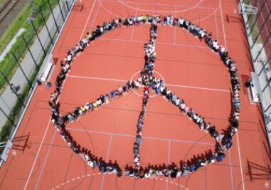 Schüler formen Peace-Zeichen - 