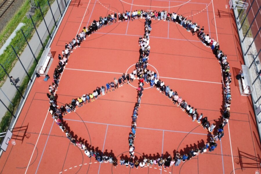 Schüler formen Peace-Zeichen 