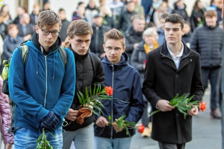 Schüler gedenken Reichspogromnacht - Schüler von mehreren Plauener Bildungseinrichtungen beteiligten sich auch in diesem Jahr an der Gedenkveranstaltung für die Novemberpogromnacht in Plauen. 