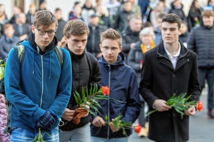 Schüler gedenken Reichspogromnacht - Schüler von mehreren Plauener Bildungseinrichtungen beteiligten sich auch in diesem Jahr an der Gedenkveranstaltung für die Novemberpogromnacht in Plauen. 
