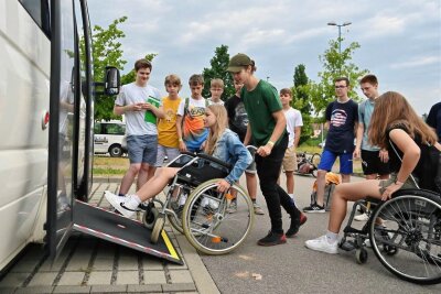 Schüler in Mittweida probieren aus, wie es sich mit einem Handicap lebt - Die Schüler probierten, wie man mit einem Rollstuhl in einen Bus gelangen kann.