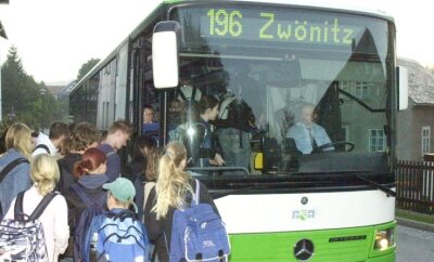 Schüler kommen nun direkt nach Leukersdorf - Am Montag geht es wieder los: Schüler stehen an vielen Orten, um mit dem Schulbus in ihre Bildungseinrichtung zu gelangen. 