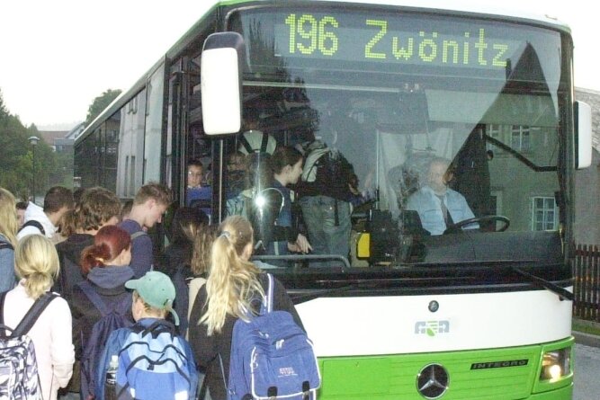 Schüler kommen nun direkt nach Leukersdorf - Am Montag geht es wieder los: Schüler stehen an vielen Orten, um mit dem Schulbus in ihre Bildungseinrichtung zu gelangen. 