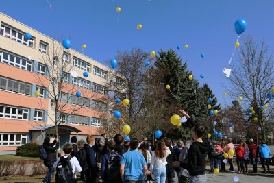 Schüler lassen in Pausa Luftballons in Ukraine-Farben aufsteigen - Am Montag flogen in Pausa viele Luftballons in den Himmel, in blau und gelb, den Farben der Ukraine.