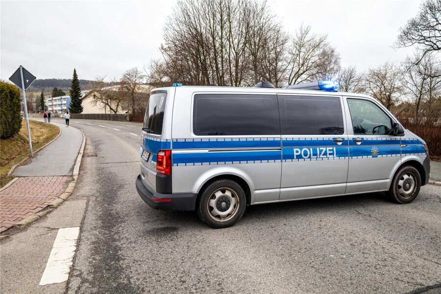 Schüler, Lehrer und Polizisten kommen nicht zur Ruhe: Erneut Bombendrohung gegen Schulen im Altkreis Aue-Schwarzenberg - Am Dienstag hat es Bombendrohungen in Schwarzenberg gegeben. Die Polizei sperrte die Eibenstocker Straße.