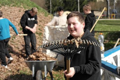 Schüler machen Freibad Geringswalde startklar - Siebtklässler Jakob Paul schwingt den Laubrechen, um das Geringswalder Freibad startklar zu machen.