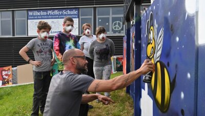 Schüler probieren sich als Graffiti-Künstler - Gemeinsam mit Ralf Hecht haben Schüler der Wilhelm-Pfeffer-Schule in Rochlitz ein Graffiti gesprüht.