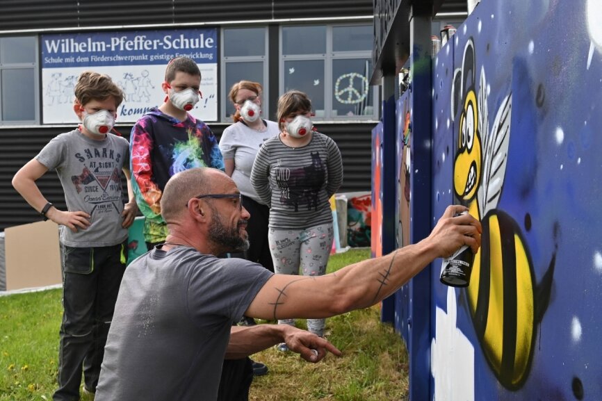 Gemeinsam mit Ralf Hecht haben Schüler der Wilhelm-Pfeffer-Schule in Rochlitz ein Graffiti gesprüht.
