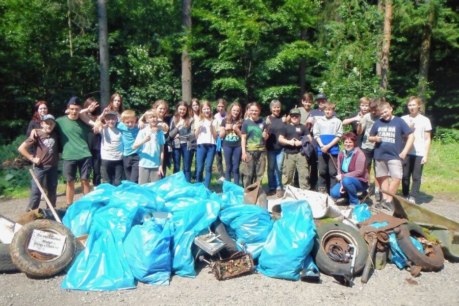 Schüler schockiert: Das alles liegt im Erzgebirgswald - Diesen Haufen haben die Schüler aus Zschopau zusammengetragen.