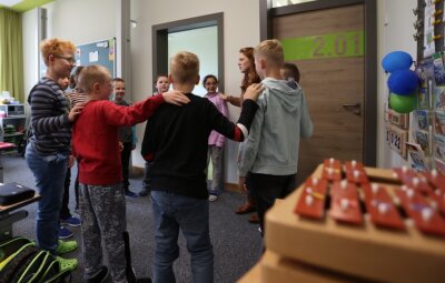 Schüler sind begeistert von neuer Anne-Frank-Schule - "Schulter - Hüfte - Knie!" Im Schülerkreis mit Lehrerin Linda Hierold üben Schüler der Klasse 3b, wie Körperteile heißen. Wer kitzlig ist, kichert bei den Berührungen schon mal los. 