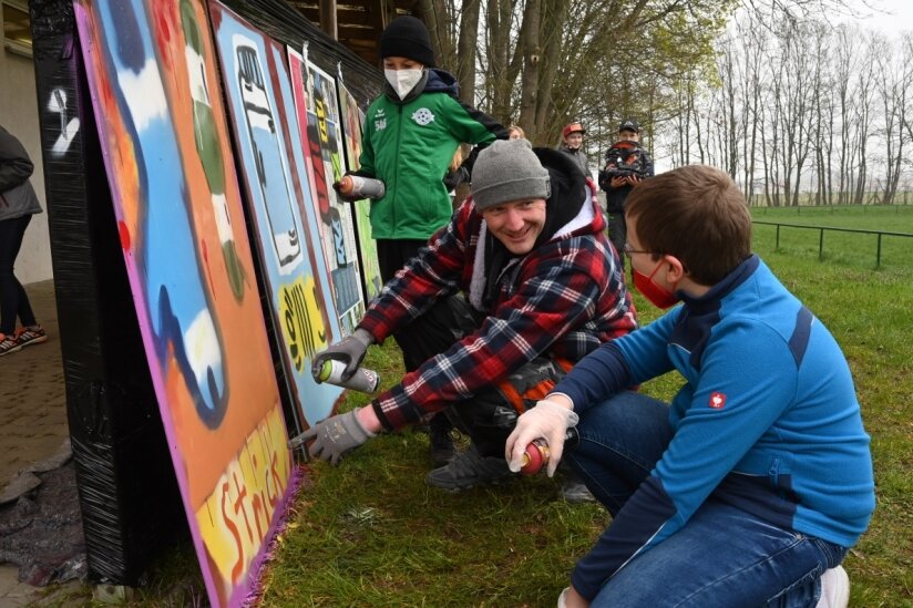Schüler sprayen Bilder für das Museumsfest - Gemeinsam mit 17 Schulkindern hat Graffiti- und Tattookünstler Patrick Weise am Donnerstag im Vereinshaus am Gemeindewald in Limbach-Oberfrohna Tafeln gestaltet.