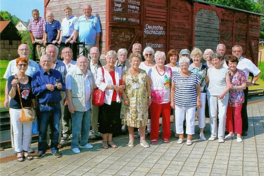 Schüler treffen sich nach 65 Jahren in Reichenbach - Die ehemaligen Weinhold-Schüler besuchten die Rollbockbahn.