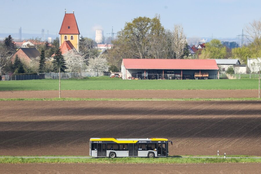 Schüler und Azubis können wieder Ferientickets nutzen - Ein Bus der Linie 130 fährt über eine Landstraße vor den Toren der Stadt. Die Leipziger Verkehrsbetriebe (LVB) betreiben nach eigenen Angaben 47 Buslinien und 13 Straßenbahnlinien in Leipzig und Umland.