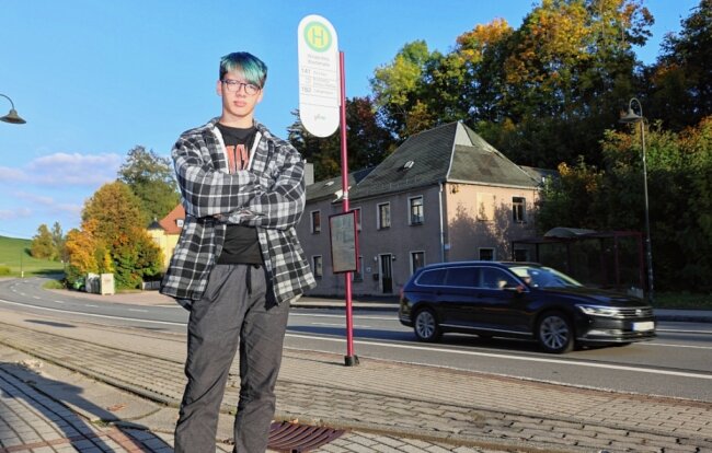 Schüler warten vergeblich auf den Bus - Henry Kunz (16) an der Bushaltestelle "Wartehalle" in Wildenfels. Vor einigen Tagen musste der Vater des Berufsschülers als Chauffeur einspringen, weil der Bus der Linie 141 nicht kam. 