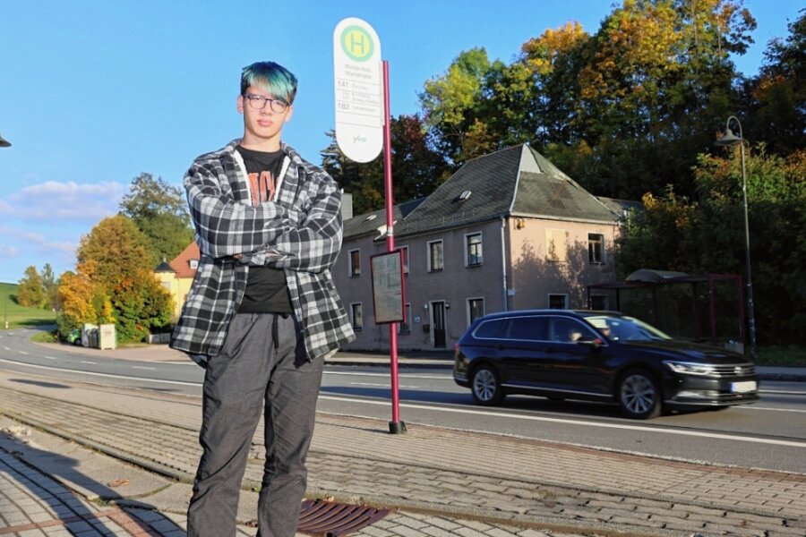 Schüler warten vergeblich auf den Bus - Henry Kunz (16) an der Bushaltestelle "Wartehalle" in Wildenfels. Vor einigen Tagen musste der Vater des Berufsschülers als Chauffeur einspringen, weil der Bus der Linie 141 nicht kam. 