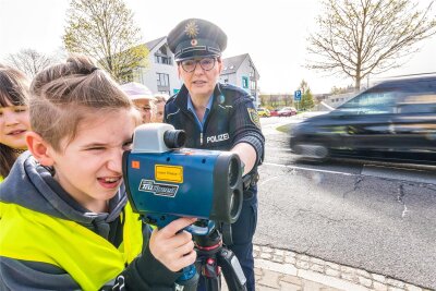 Schüler zeigen in Marienberg acht Autofahrern die gelbe Karte - Polizeihauptmeisterin Jacqueline Diener gab auch Jason Hilfestellung beim Umgang mit der Laserpistole.