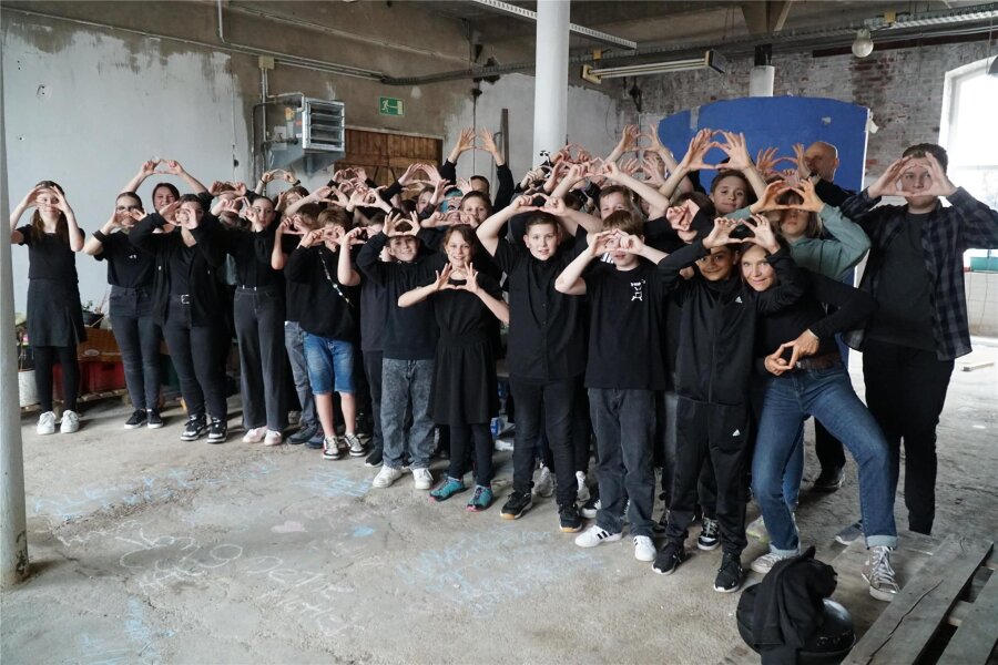 Schüler zeigen in Werdau moderne Version des Krabat-Stoffes - Die Akteure des künstlerischen Profils kurz vor ihrem Auftritt.