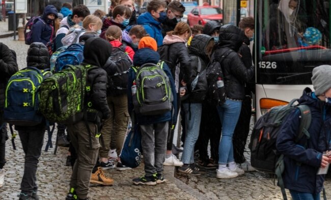 Schülerbeförderung: Kompromiss erwartet - Viele Schüler sind für die Fahrt zur Schule in Mittelsachsen auf Bus und Bahn angewiesen. 