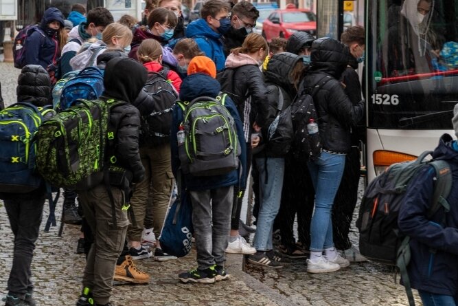 Schülerbeförderung: Kompromiss erwartet - Viele Schüler sind für die Fahrt zur Schule in Mittelsachsen auf Bus und Bahn angewiesen. 
