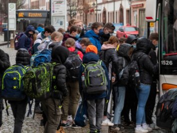 Schülerbeförderung: Kreisräte haken zu Kosten nach - Im Verkehrsverbund Mittelsachsen sollen sich die Preise fürs Schülerticket ändern. Das wird am 2. März Thema im Kreistag. 
