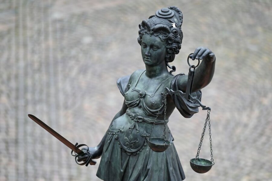 Schülerin in Keller geschleppt und auf sie eingestochen: 32-Jähriger in Chemnitz vor Gericht - Eine Statue der Justitia hält eine Waage und ein Schwert in der Hand.