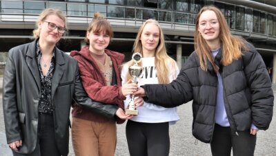 Schülerinnen setzen Konkurrenz matt - Die vier "Bronze-Damen": Anna-Lena Limbach, Ellen Kindt, Lea Sofie Schönfeld und Lisanne Köllner (v. r.). 