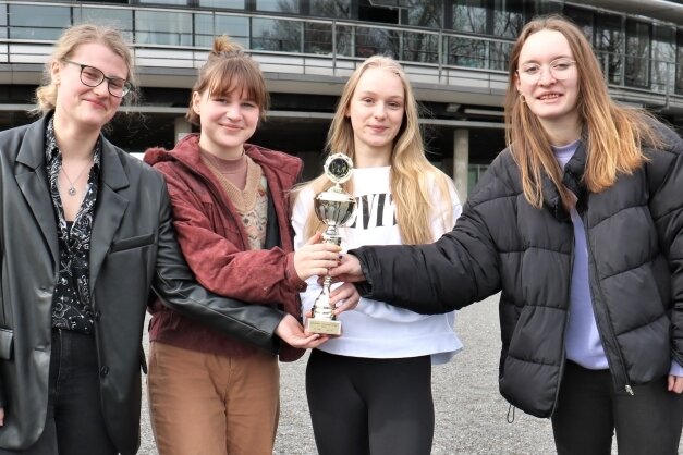 Schülerinnen setzen Konkurrenz matt - Die vier "Bronze-Damen": Anna-Lena Limbach, Ellen Kindt, Lea Sofie Schönfeld und Lisanne Köllner (v. r.). 