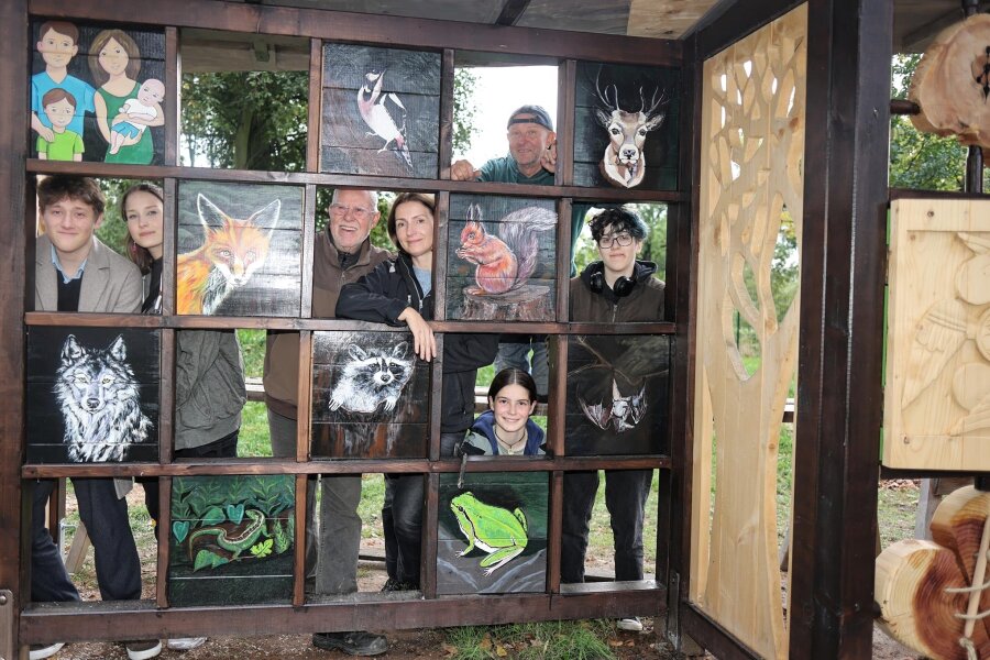 Schülerinnen und Schüler bringen in Zwickau Leben in tote Bäume - Eine Gruppe junger Leute hat in einem Projekt der Diakonie und unter fachkundiger Anleitung ein Holzmuseum gestaltet.