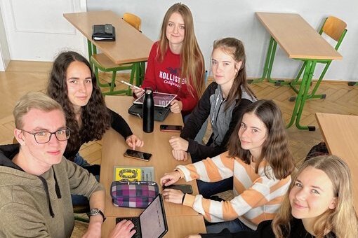 Schülerzeitung "Brechtiges" online und bereits preisgekrönt - Karoline Schiefer (vorn l.) mit ihren Mitstreitern von "Brechtiges" bei einer der jüngsten Sitzungen. 
