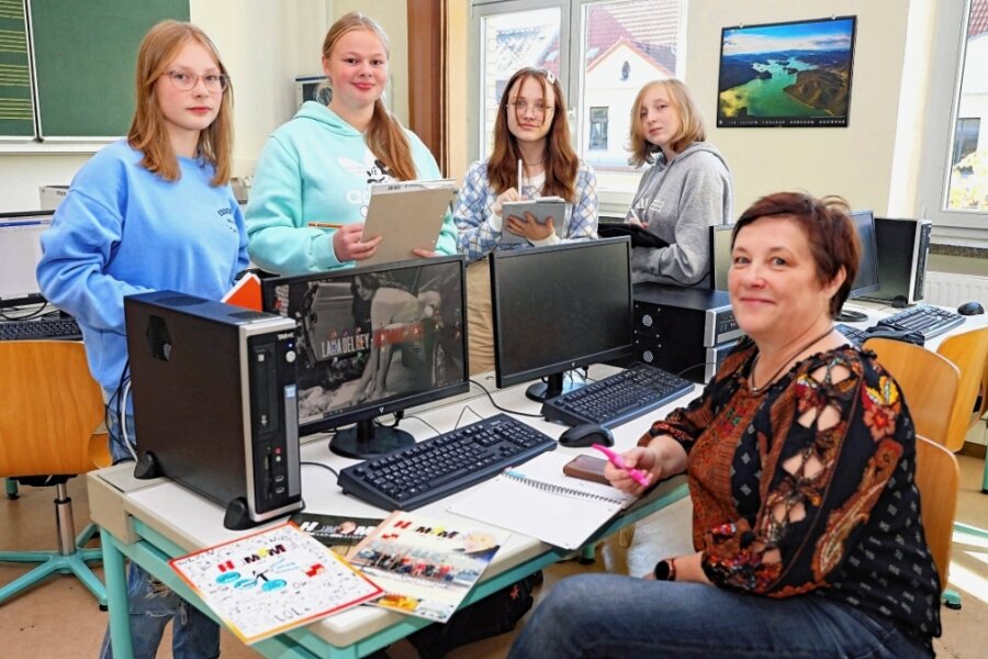Senna Lux, Laura Möckel, Clara Kießling und Aimee Peuschel (von links) sind das Redaktionsteam der Schülerzeitung "Hummel" des Werdauer Alexander-von-Humboldt-Gymnasiums um die Chefin Angela Kießling.