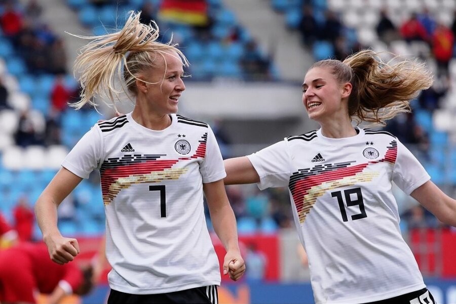 Lea Schüller (links) mit ihren vier Treffern und Jule Brand gehörten zu den besten Spielerinnen der deutschen Nationalmannschaft beim Sieg gegen Serbien.
