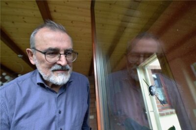 Schüsse auf Bürgermeister-Haus: Staatsanwältin fordert Geldstrafe - Der Mühlauer Bürgermeister Frank Petermann mit einem der Einschusslöcher in der Scheibe seiner Wintergartentür.