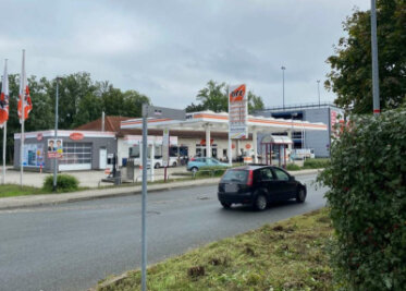 Schüsse auf dem Taubenmarkt in Crimmitschau: Verletzter rettet sich in Tankstelle - In diese Tankstelle an der Friedrich-August-Straße in Crimmitschau hat sich der angeschossene Mann retten können.