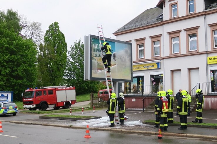 Schüsse auf Koala-Bär: Feuerwehr sichert Werbetafel - An der Zwickauer Straße im Stadtteil Siegmar wurden die Glasscheiben einer Werbetafel komplett zerstört.