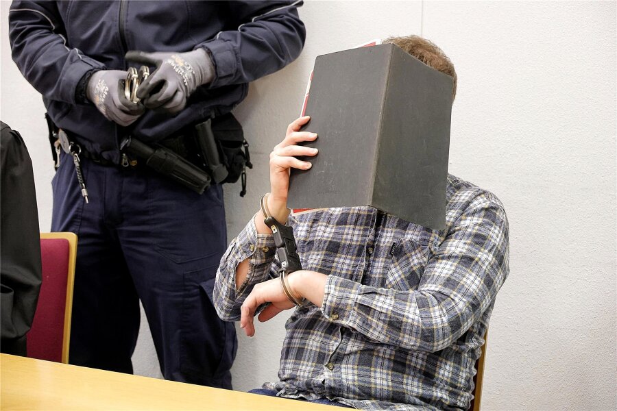 Schüsse auf Polizisten in Chemnitz: Die Opfersicht des Armbrustschützen - In Handschellen wurde der 32-jährige Angeklagte am Montag von der Untersuchungshaft ins Landgericht Chemnitz gebracht.